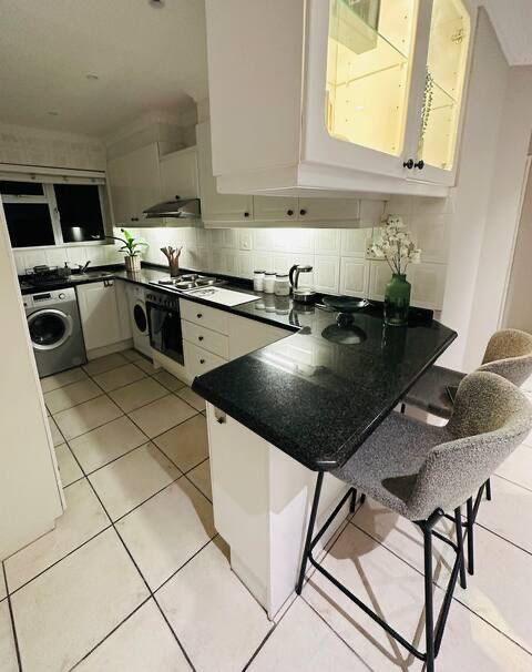To Let 2 Bedroom Property for Rent in Heldervue Western Cape